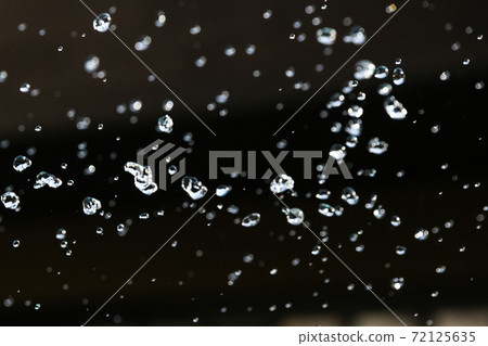 噴霧漂浮在空中的瞬間的慢動作圖像 噴霧漂浮在空中的瞬間的慢動作圖像 72125635