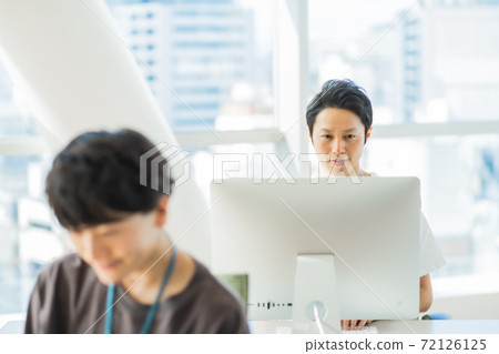 A businessman working in a state-of-the-art office 72126125