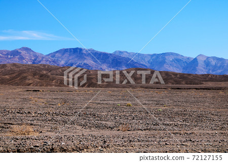 View of a mountain range in Death Valley National Park in California. 72127155
