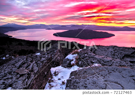 Bihoro Pass at dawn. Hokkaido 72127463