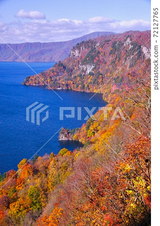 從青森縣十和田市十和田八achi平國家公園十和田湖的秋葉 72127765