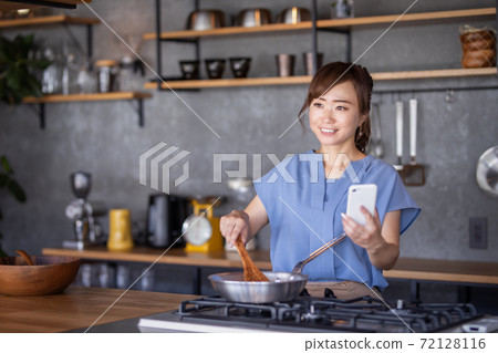 一個女人在廚房裡 72128116