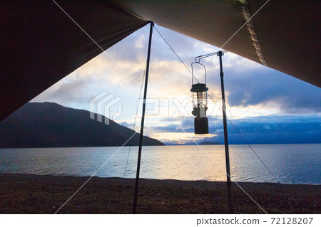 營地早晨和琵琶湖的風景 營地早晨和琵琶湖的風景 72128207