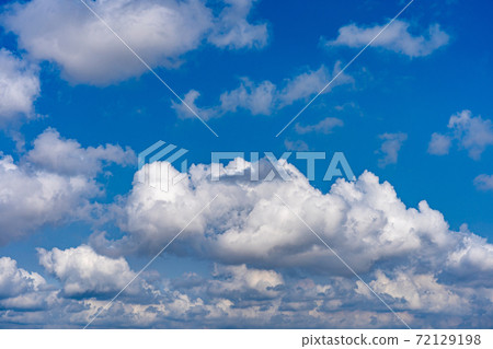 Big and beautiful white cloud floating on the sky Big and beautiful white cloud floating on the sky 72129198
