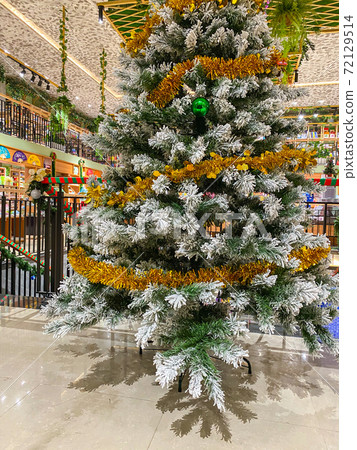 Vertical photo of colorful Christmas tree in the bookstore Vertical photo of colorful Christmas tree in the bookstore 72129514