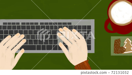 輸入到帶有卡布奇諾咖啡和聖誕節曲奇餅作為工作夥伴的計算機的手的插圖 72131032