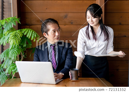 Middle-aged and older businessmen and businesswomen Middle-aged and older businessmen and businesswomen 72131332