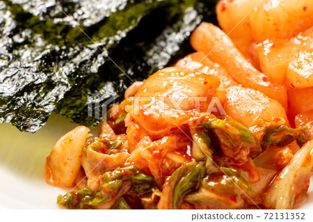 什錦的泡菜和韓國海藻,重點放在白色蔬菜泡菜上。 什錦的泡菜和韓國海藻,重點放在白色蔬菜泡菜上。 72131352