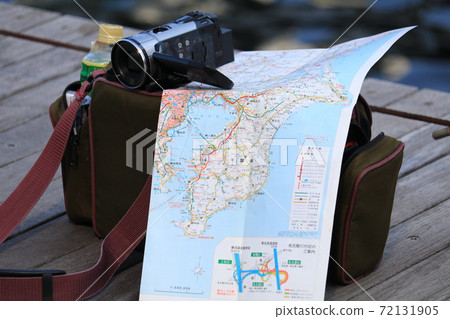 獨自旅行,同時採取防電暈措施 獨自旅行,同時採取防電暈措施 72131905