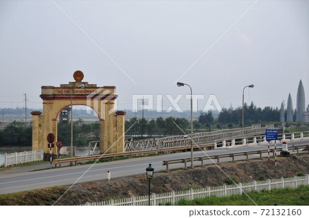 Vietnam, former military demarcation line, Hien Luong Bridge, Ben Hai River 72132160
