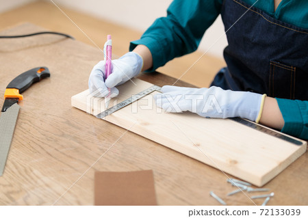 DIY girls drawing black lines to cut wood DIY girls drawing black lines to cut wood 72133039