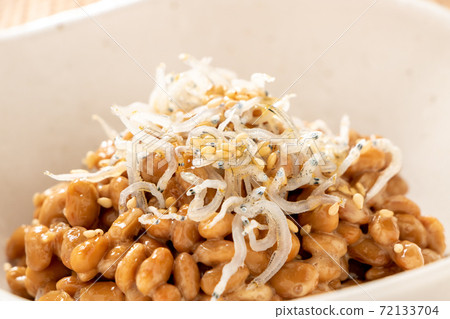 Natto. Chirimenjako / white sesame topping (sesame oil). Natto. Chirimenjako / white sesame topping (sesame oil). 72133704
