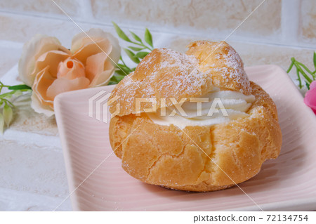 Pastry, cream puff, sweets, dessert, food, cream, sweets, pie crust Pastry, cream puff, sweets, dessert, food, cream, sweets, pie crust 72134754
