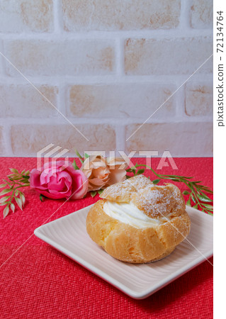 Pastry, cream puff, sweets, dessert, food, cream, sweets, pie crust 72134764
