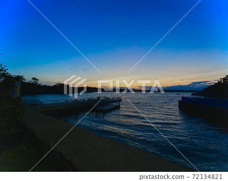 一天結束時的夕陽 一天結束時的夕陽 72134821