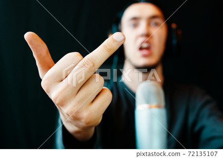 Streamer show gestures. 72135107