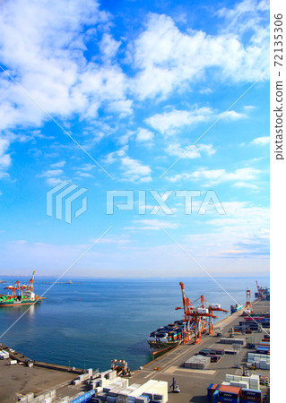 Yokkaichi city, scenery of Yokkaichi port where freighters anchor Yokkaichi city, scenery of Yokkaichi port where freighters anchor 72135306