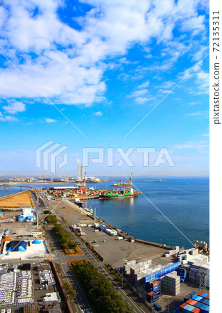 四日市市，貨船停泊的四日市港風景 72135311