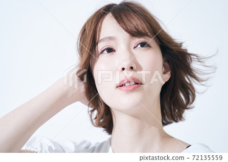 Beauty fashion natural stylish young woman 72135559