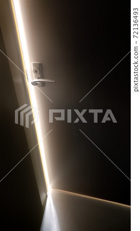Light leaking from the door 72136493