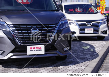 汽車在經銷商的麵包車上排隊試駕 72140255