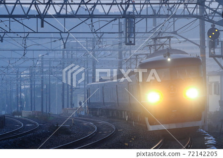 117 series 7000 series "WEST EXPRESS Ginga" running in the foggy Yamazaki 117 series 7000 series "WEST EXPRESS Ginga" running in the foggy Yamazaki 72142205