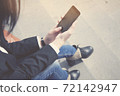 woman hand phone 72142947