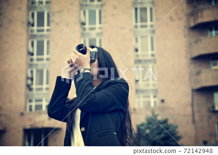 woman hand old camera woman hand old camera 72142948