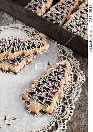 Delicious Christmas tree-shaped cookies Delicious Christmas tree-shaped cookies 72143918