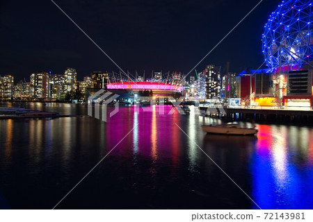 False Creek的夜景長時間曝光溫哥華不列顛哥倫比亞省加拿大 False Creek的夜景長時間曝光溫哥華不列顛哥倫比亞省加拿大 72143981