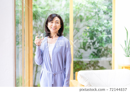 一杯在客廳裡的中年女人 72144837