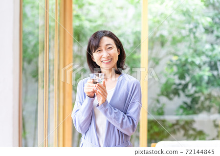 一杯在客廳裡的中年女人 72144845