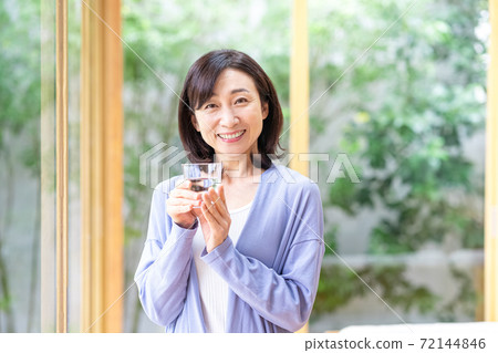 一杯在客廳裡的中年女人 72144846
