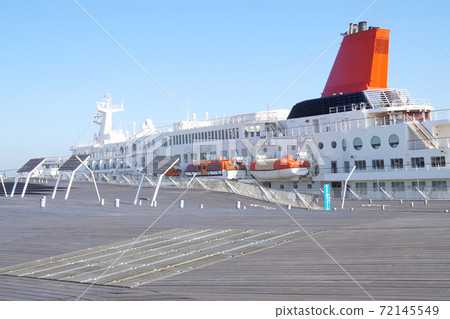 橫濱大碼頭停靠的遊輪風景 橫濱大碼頭停靠的遊輪風景 72145549