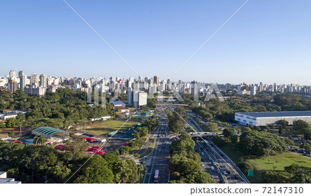 Sao Paulo city, 23 de Maio avenue and Ibirapuera park. 72147310
