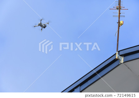 Roof inspection by drone (viewed from the ground) 72149615