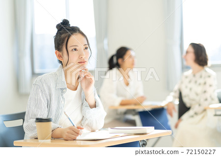 Female college student taking classes in the classroom Photographing cooperation: Japanese Language School attached to Chuo Institute of Technology 72150227