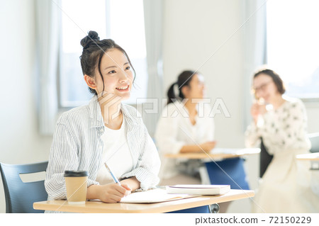 女大學生在教室裡上課攝影合作：中央工業大學附屬日語學校 72150229