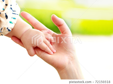 Mother and baby hold hands Parent-child contact Mother and baby hold hands Parent-child contact 72150318