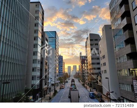 Between buildings 72151489