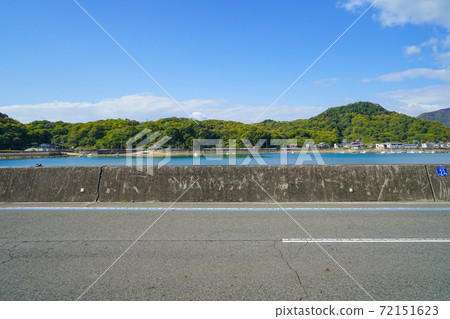 The sea and islands on the other side of the road at Mukaishima, Onomichi City, Hiroshima Prefecture The sea and islands on the other side of the road at Mukaishima, Onomichi City, Hiroshima Prefecture 72151623