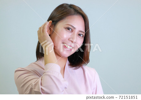女人撫摸頭髮的一面 72151851