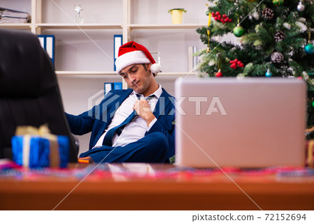 Employee in the office during christmas party 72152694