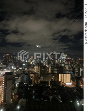 透過雲層偷看的月夜景 72153301