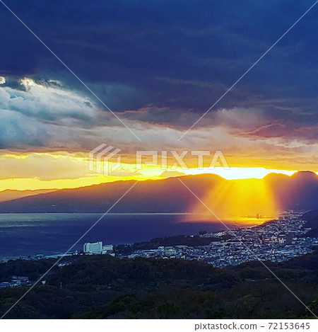 Angel's stairs pouring into the sea of Odawara seen from Shonandaira in Hiratsuka City, Kanagawa Prefecture [November] 72153645