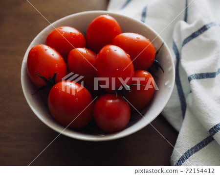 新鮮有機蔬菜櫻桃番茄在瓷盤中 新鮮有機蔬菜櫻桃番茄在瓷盤中 72154412