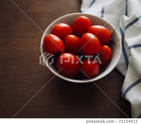 新鮮有機蔬菜櫻桃番茄在瓷盤中 72154415