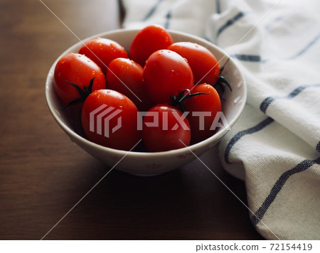 新鮮有機蔬菜櫻桃番茄在瓷盤中 新鮮有機蔬菜櫻桃番茄在瓷盤中 72154419