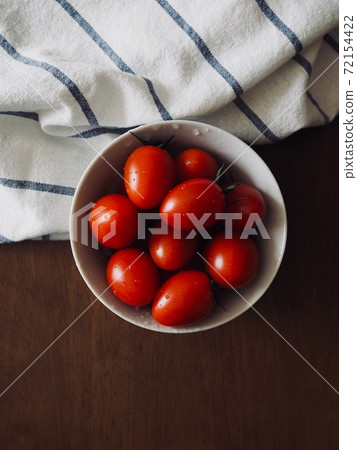 新鮮有機蔬菜櫻桃番茄在瓷盤中 新鮮有機蔬菜櫻桃番茄在瓷盤中 72154422