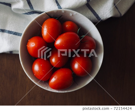 新鮮有機蔬菜櫻桃番茄在瓷盤中 72154424